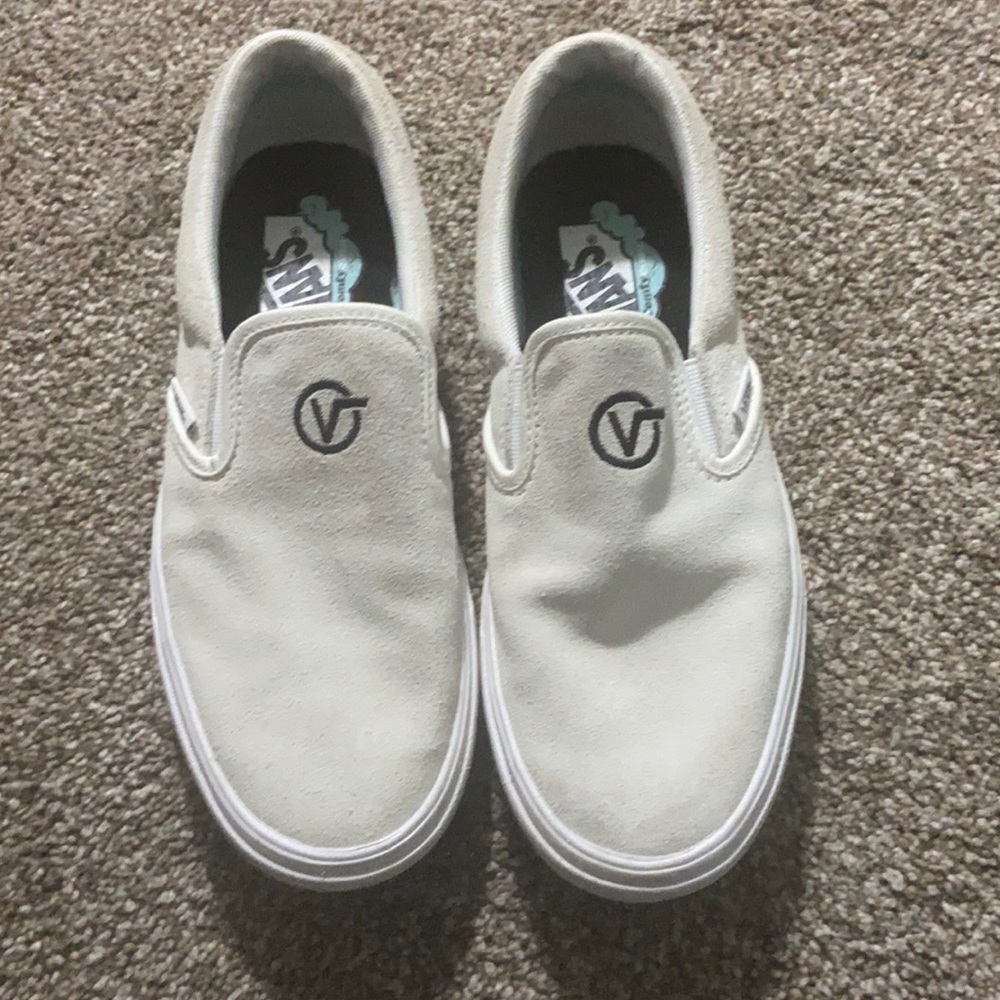 selling a brand new pair of vans, size 9.0 women’s